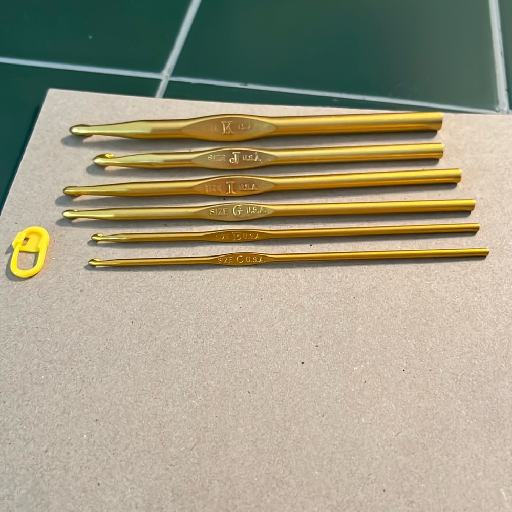 EUC Crochet bundle 6 hooks and a stitch holder gold /yellow bundle